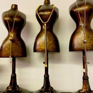 Ladies jewelry/stores block slippers/purses